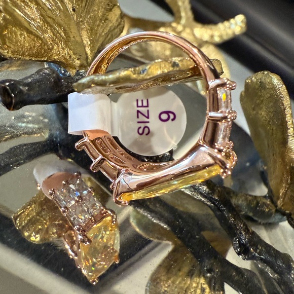 Elegant Gold-Toned Women's Ring - Picture 3 of 5